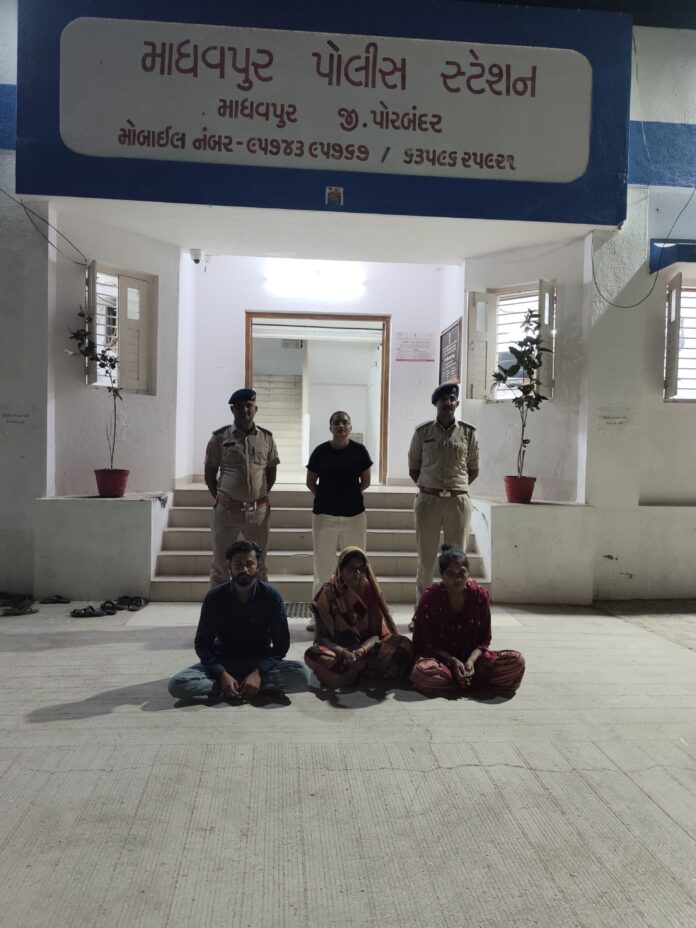 પોણા બે વર્ષથી રિસામણે બેઠેલી મહિલાએ પ્રેમી થકી બાળકને જન્મ આપી જમીનમાં દાટી દીધેલ સામે જેની સામે ફરિયાદ થયેલ તે આરોપીઓની તસવીર